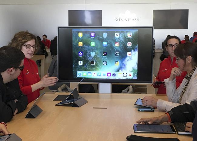 Schermerhorn students learn coding at Apple Store