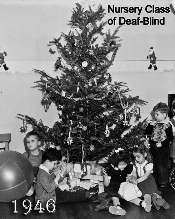 1946: Nursery school students around a decorated Christmas tree